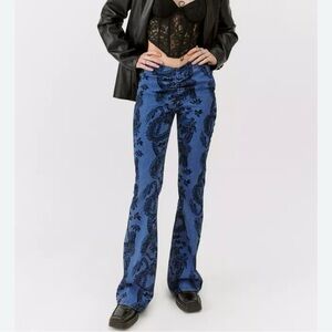 BDG Printed‎ Ruched Dipped V-Front Flare Jean size 28